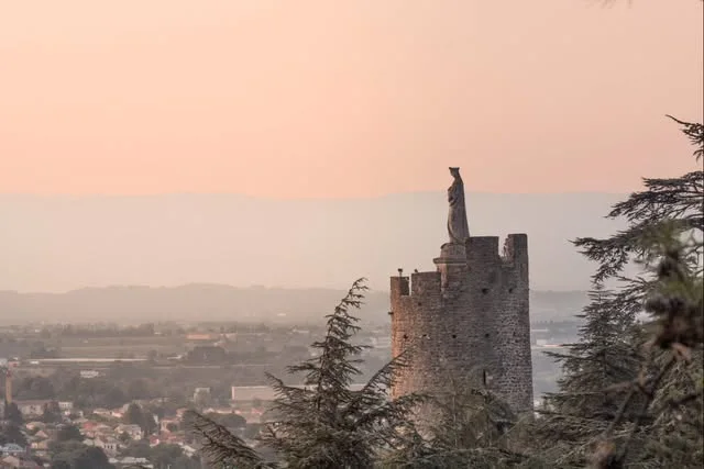 Tour médiévale et paysage dans la lumière du soir — Les escapades d’Alexandra