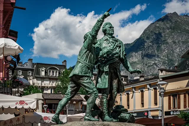 Statue monumentale dans un village de montagne — Les escapades d’Alexandra