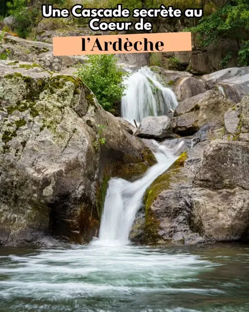 Cascade et rochers en Ardèche — Les escapades d’Alexandra