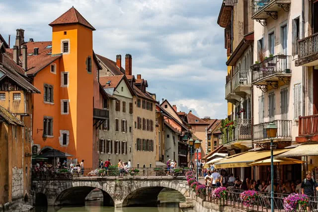 Façades colorées et canal à Annecy — Les escapades d’Alexandra