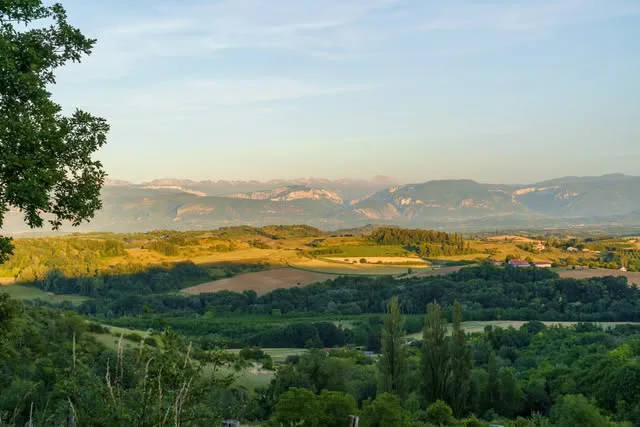 Collines et campagne dans la lumière du soir — Les escapades d’Alexandra