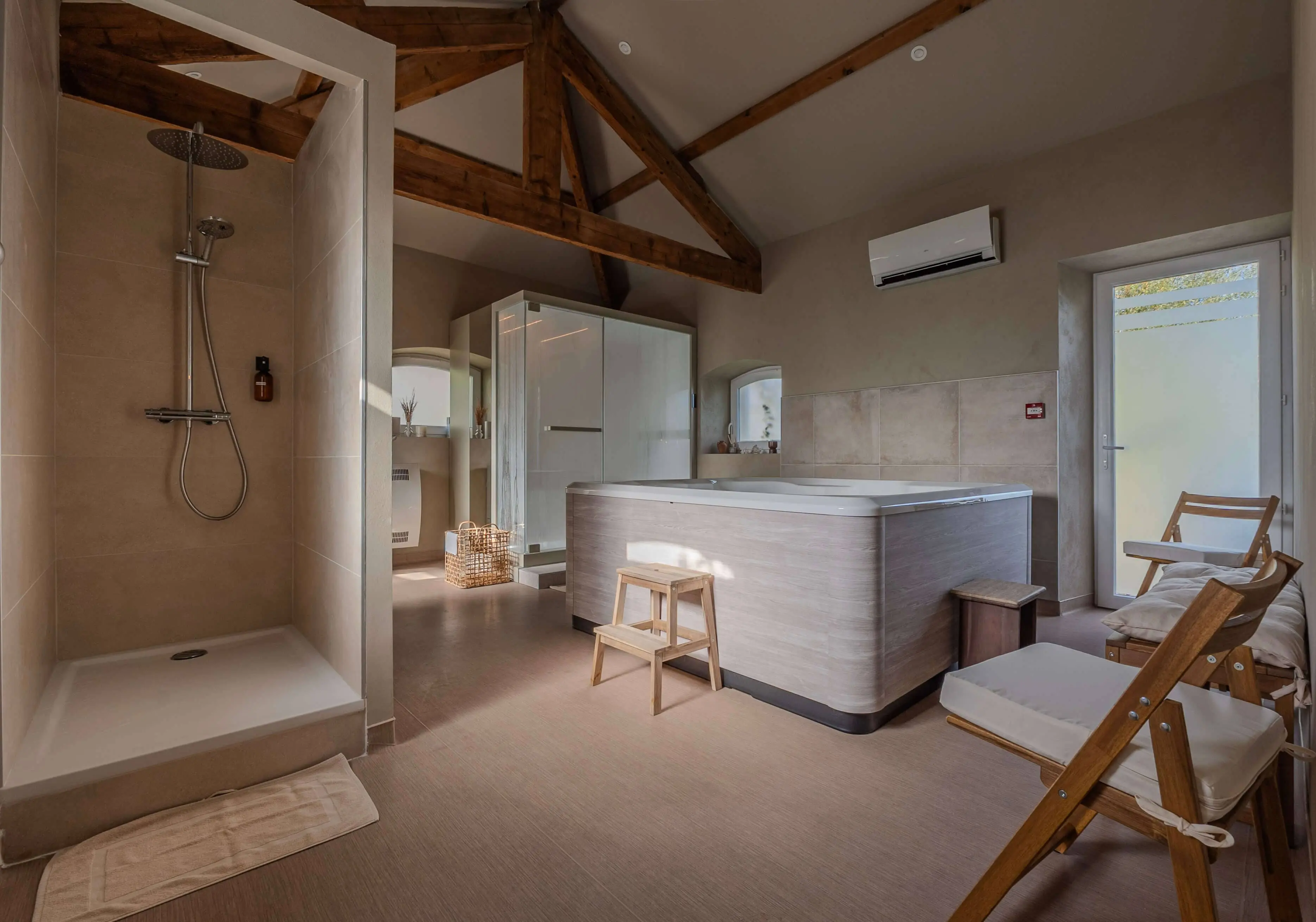 Espace bien-être Villa Soleia Spa à Tournon-sur-Rhône, moderne avec spa et douche italienne, bois apparent et lumière naturelle – photographie immobilière Focus&Toit.