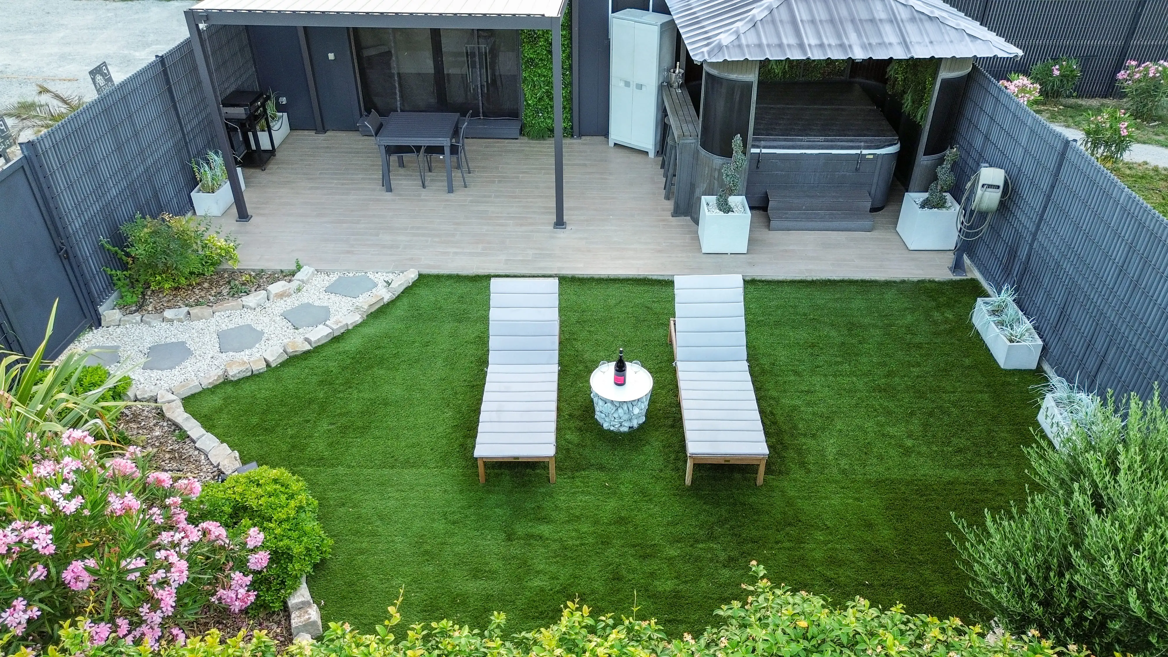 Vue aérienne d’un jardin et de ses aménagements