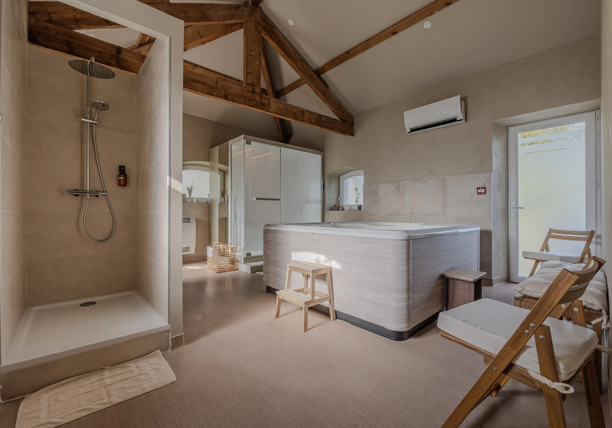 Espace bien-être Villa Soleia Spa à Tournon-sur-Rhône, moderne avec spa et douche italienne, bois apparent et lumière naturelle – photographie immobilière Focus&Toit.